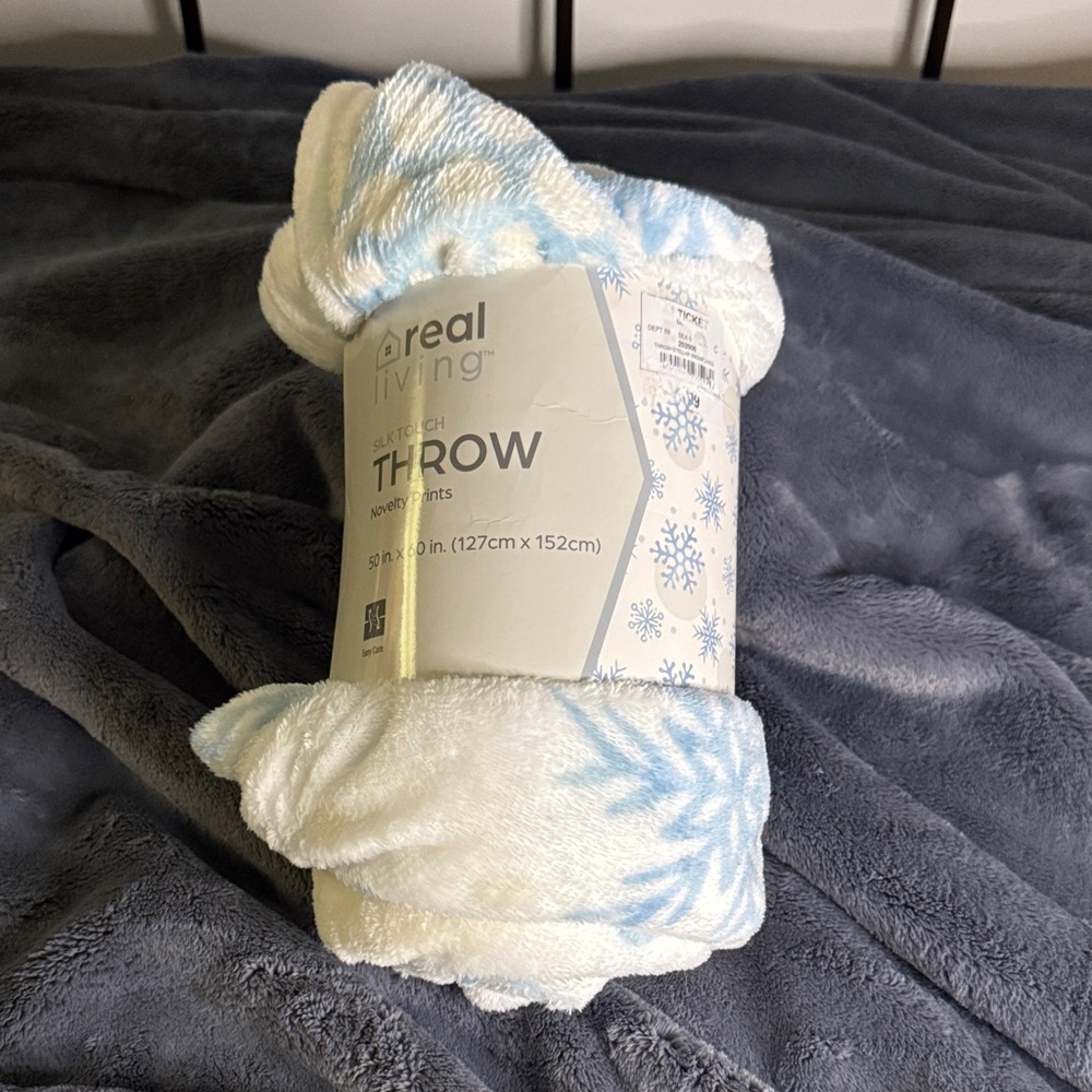 Plush Throw Blanket in White and Blue Snow Flakes, 50 x 60